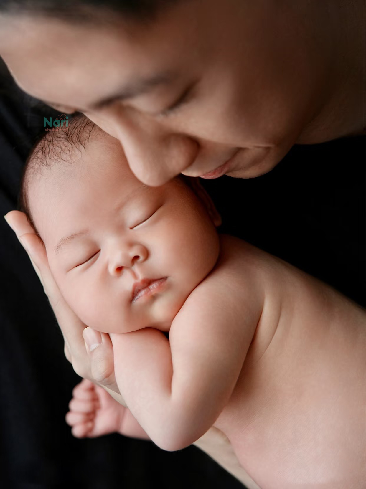 Mẹ ôm bé sơ sinh – khoảnh khắc vô giá